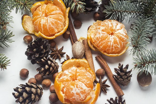 Mandalina kabuğu, Noel ağaç dalları, baharat, tarçın, koni beyaz taş zemin üzerine olmadan. Noel, yeni yıl, Mulled şarap kavramı