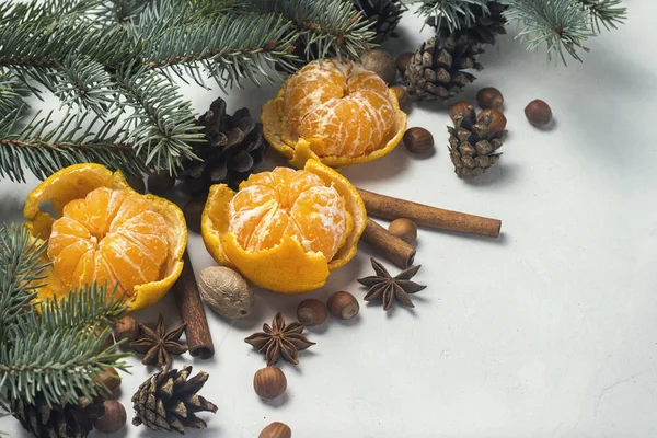 Mandalina kabuğu, Noel ağaç dalları, baharat, tarçın, koni beyaz taş zemin üzerine olmadan. Noel, yeni yıl, Mulled şarap kavramı