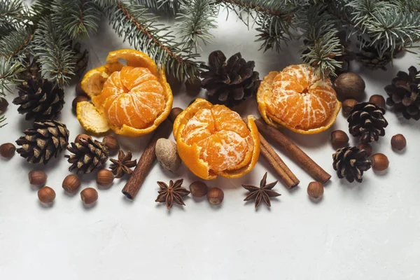 Mandalina kabuğu, Noel ağaç dalları, baharat, tarçın, koni beyaz taş zemin üzerine olmadan. Noel, yeni yıl, Mulled şarap kavramı. Düz yatıyordu, en iyi görünümü
