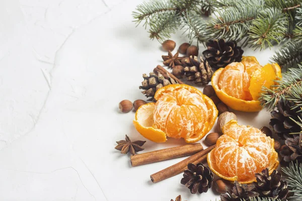 Mandalina, Noel ağaç dalları, baharat, tarçın, koni beyaz taş zemin üzerine. Noel, yeni yıl, Mulled şarap, kış, tatil kavramı