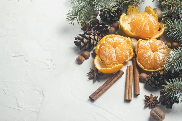 Mandalina, Noel ağaç dalları, baharat, tarçın, koni beyaz taş zemin üzerine. Noel, yeni yıl, Mulled şarap, kış, tatil kavramı