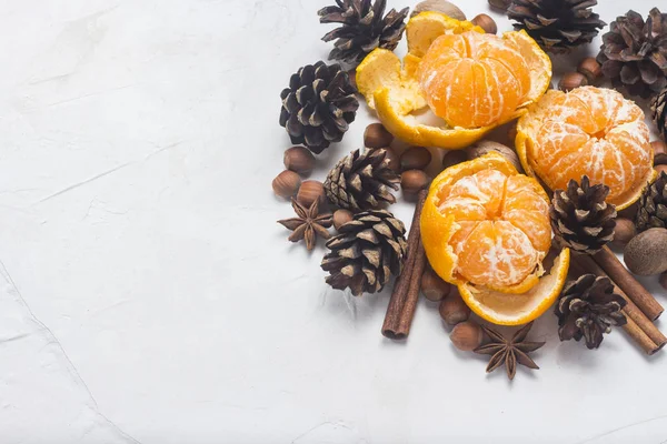 Mandalina, kuruyemiş, baharat, tarçın, koni beyaz taş zemin üzerine. Noel, yeni yıl, Mulled şarap, kış, tatil kavramı. Düz yatıyordu, en iyi görünümü