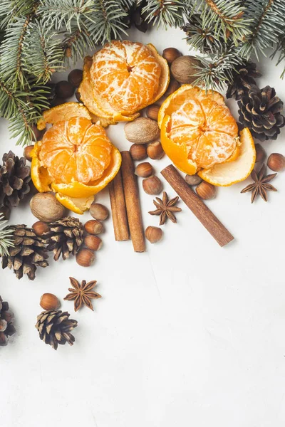 Mandalina kabuğu, Noel ağaç dalları, baharat, tarçın, koni beyaz taş zemin üzerine olmadan. Noel, yeni yıl, Mulled şarap kavramı. Düz yatıyordu, en iyi görünümü