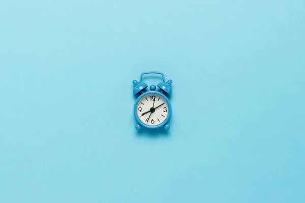 Blauwe Wekker Een Blauwe Achtergrond Concept Dag Nacht Timemanagement Planning — Stockfoto