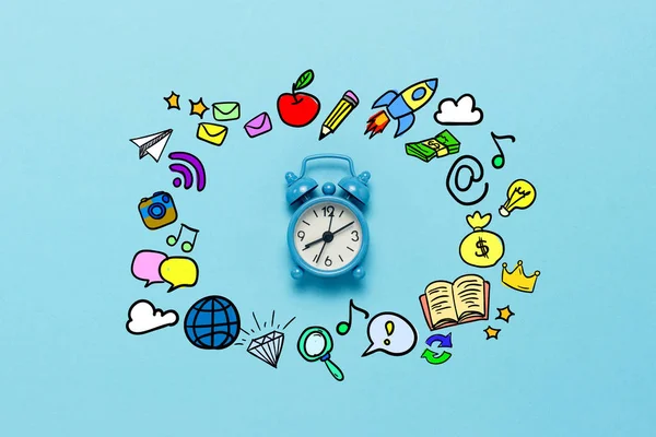 Reloj Despertador Azul Sobre Fondo Azul Con Iconos Concepto Día — Foto de Stock