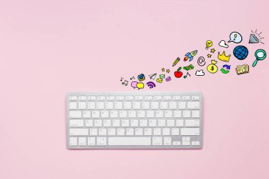 Klavye ve kutsal kişilerin resmi internet yetenekleri semboller üzerinde pembe bir arka plan ile. Düz yatıyordu, en iyi görünümü