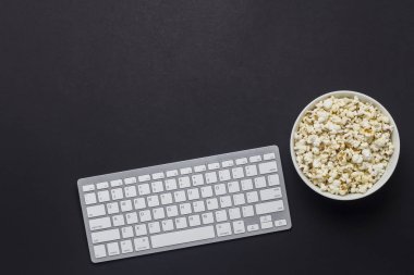 Klavye, siyah bir arka plan üzerinde patlamış mısır ile kase. Oyun, Pc, oyun kavramını film izlerken Tv programları, yarışmalar Pc. düz yatıyordu, üst görünümünde spor