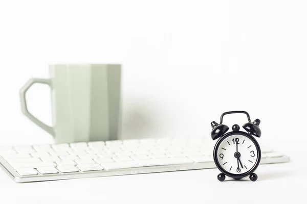 Schwarzer Wecker Eine Tasse Kaffee Oder Tee Und Eine Tastatur — Stockfoto