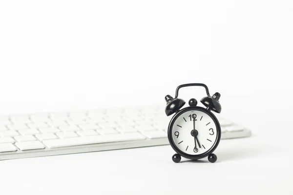 Reloj Despertador Negro Teclado Sobre Fondo Blanco Concepto Oficina Trabajo — Foto de Stock