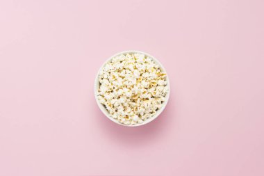 Pembe bir arka plan üzerinde patlamış mısır ile top. Düz yatıyordu, en iyi görünümü