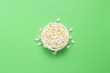 Yeşil bir arka plan üzerinde patlamış mısır ile top. Düz yatıyordu, en iyi görünümü