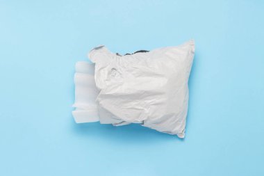 Bir siparişte izole mavi bir arka plan ile açmak paketi. Kavram parsel, kargo, Çin'den sipariş. Düz yatıyordu, en iyi görünümü