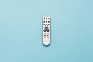Mavi izole arka planda gri uzaktan tv için. Düz yatıyordu, en iyi görünümü