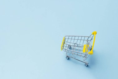 Bir izole mavi zemin üzerine süpermarket alışveriş sepetinden. Alışveriş alışveriş, alışveriş, alışveriş, büyük bir seçim. Soru işareti. Düz yatıyordu, en iyi görünümü