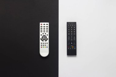Siyah ve beyaz arka plan üzerinde gri ve siyah uzaktan kumanda. Kavramı, televizyon, Filmler, Tv programları, spor, gece ve gündüz, 24 7, yetişkinler, çocuklar için için. Düz yatıyordu, en iyi görünümü