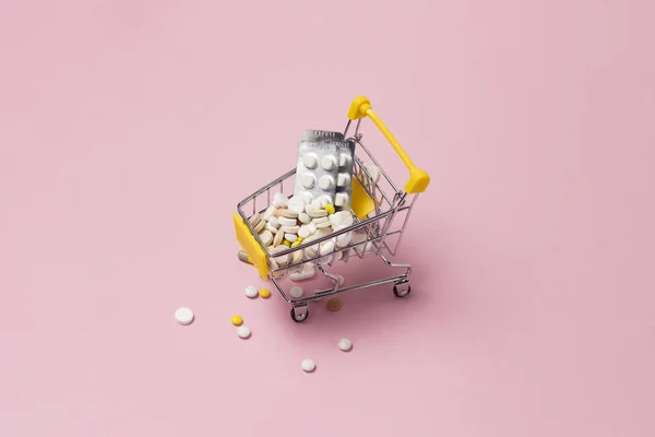 Einkaufswagen Aus Dem Supermarkt Voller Pillen Und Drogen Auf Rosa — Stockfoto