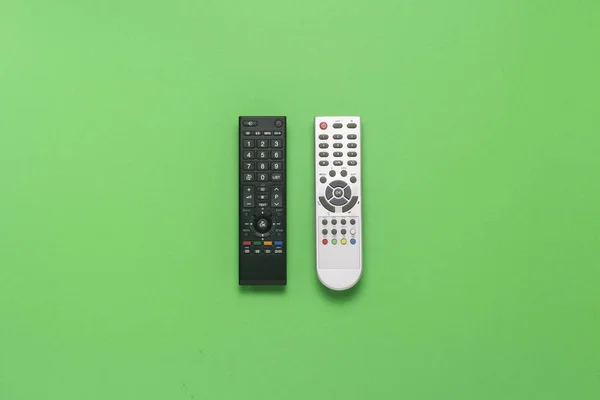 Controles Remotos Cinza Preto Fundo Verde Conceito Televisão Filmes Programas — Fotografia de Stock