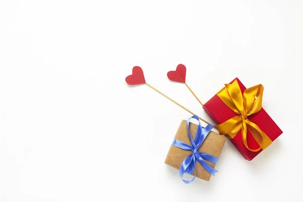 两个礼品盒和心在白色背景上的棍子 再见概念 情人节 平面布局 顶部视图 — 图库照片