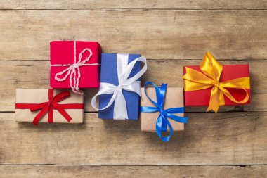 Ahşap arka plan üzerinde birçok hediye kutuları. Tatil kavramı, yeni yıl, yılbaşı, Doğum günü, Sevgililer günü. Düz yatıyordu, en iyi görünümü