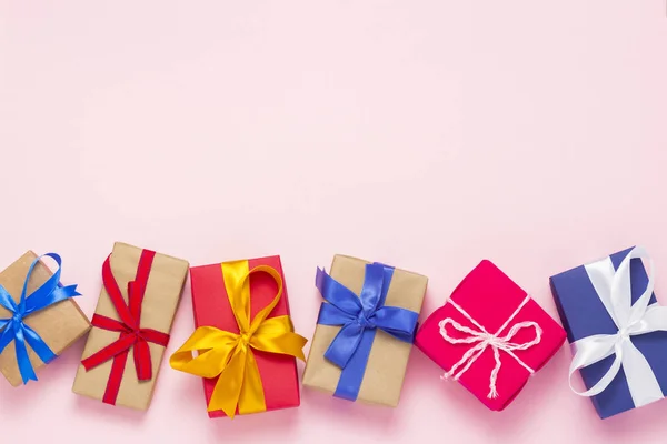许多礼品盒在粉红色的背景 节日概念 圣诞节 情人节 复制空间 平面布局 顶部视图 — 图库照片