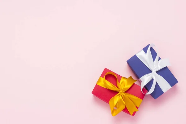 两个礼品盒在粉红色的背景 节日概念 圣诞节 情人节 平面布局 顶部视图 — 图库照片