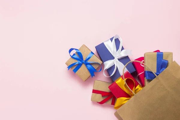 Beaucoup Boîtes Cadeaux Tombant Paquet Pour Shoppingpan Fond Rose Concept — Photo
