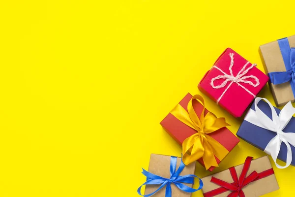 Mnoho Dárkových Krabiček Žlutém Podkladu Dovolená Concept Nový Rok Narozeniny — Stock fotografie