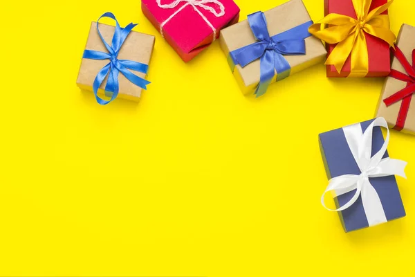 Mnoho Dárkových Krabiček Žlutém Podkladu Dovolená Concept Nový Rok Narozeniny — Stock fotografie