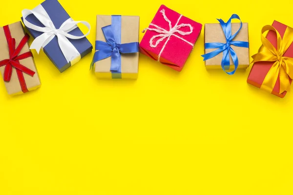 Sok Ajándék Doboz Sárga Háttéren Holiday Koncepció Újév Karácsony Születésnap — Stock Fotó
