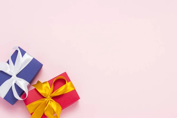 Dva Dárkové Boxy Růžovém Pozadí Dovolená Concept Nový Rok Narozeniny — Stock fotografie
