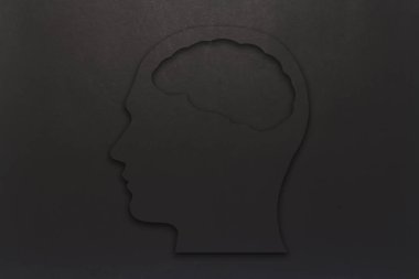 Akıllı bir siyah arka plan üzerine siyah karton kafa. Uzay kopyalayın. Düz yatıyordu, en iyi görünümü.