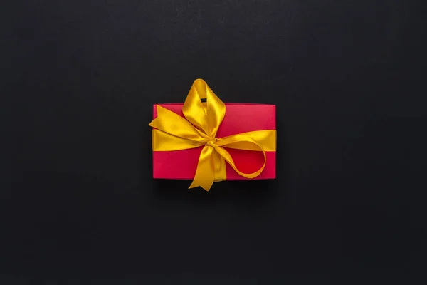 红色礼品盒 黑色背景上有黄色丝带 节日概念 圣诞节 情人节 复制空间 平面布局 顶部视图 — 图库照片