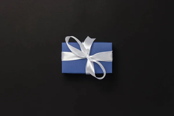 蓝色礼品盒与白色丝带在黑色背景 节日概念 圣诞节 情人节 复制空间 平面布局 顶部视图 — 图库照片