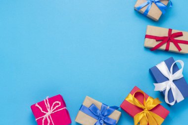Bir sürü hediye kutuları mavi bir arka plan üzerinde. Tatil kavramı, yeni yıl, yılbaşı, Doğum günü, Sevgililer günü. Uzay kopyalayın. Düz yatıyordu, en iyi görünümü