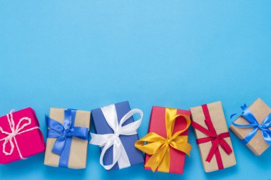 Bir sürü hediye kutuları mavi bir arka plan üzerinde. Tatil kavramı, yeni yıl, yılbaşı, Doğum günü, Sevgililer günü. Uzay kopyalayın. Düz yatıyordu, en iyi görünümü
