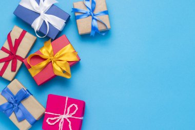 Bir sürü hediye kutuları mavi bir arka plan üzerinde. Tatil kavramı, yeni yıl, yılbaşı, Doğum günü, Sevgililer günü. Uzay kopyalayın. Düz yatıyordu, en iyi görünümü