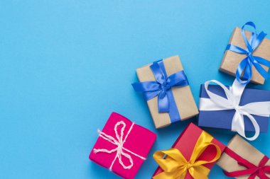 Bir sürü hediye kutuları mavi bir arka plan üzerinde. Tatil kavramı, yeni yıl, yılbaşı, Doğum günü, Sevgililer günü. Uzay kopyalayın. Düz yatıyordu, en iyi görünümü