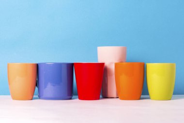 Fazla çok renkli bardak kahve veya çay mavi bir arka plan üzerinde. Bir dostu firma, büyük bir aile, bir fincan çay ya da kahve için toplantı arkadaşlar kavramı