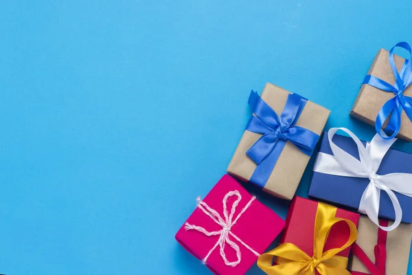 Montón Cajas Regalo Sobre Fondo Azul Concepto Vacaciones Año Nuevo —  Fotos de Stock