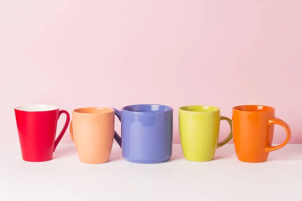 在粉红色的背景下 有很多五颜六色的咖啡或茶 友好的公司 大家庭 与朋友见面喝一杯茶或咖啡的概念 — 图库照片