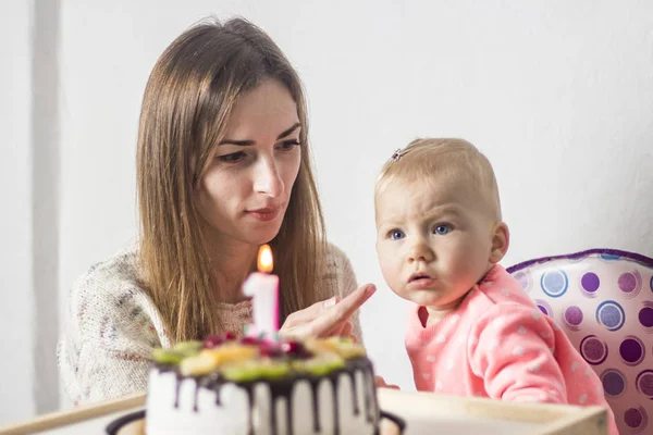 Mama Schenkt Dem Kind Ein Stück Kuchen Konzept Des Ersten — Stockfoto