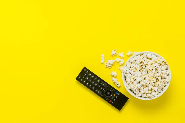 Uma Tigela Pipocas Remoto Fundo Amarelo Conceito Assistir Filme Série — Fotografia de Stock