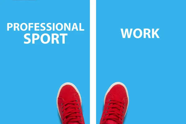 腿在红色运动鞋在蓝色背景和分离白色条纹与文本职业体育和工作 体育事业和工作之间的选择概念 平面布局 顶部视图 — 图库照片