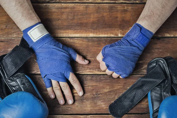Męskie Ręce Podczas Przegrywania Przed Boks Mecz Tle Drewnianych Koncepcja — Zdjęcie stockowe