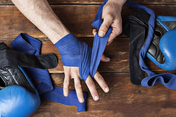 Människohänder Tejpning Innan Boxning Match Mot Trä Bakgrund Begreppet Utbildning — Stockfoto