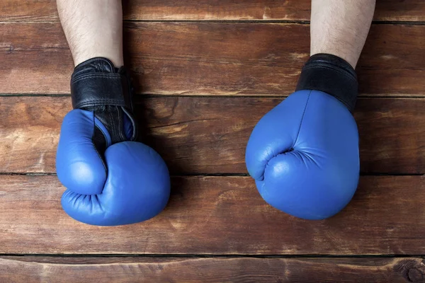 Manos Hombre Con Guantes Boxeo Sobre Fondo Madera Listo Gesto —  Fotos de Stock