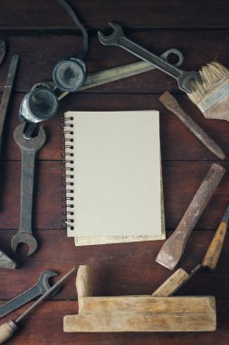 Vintage iş aleti, koyu ahşap arka plan üstünde defter. Kavram Babalar günü. Düz yatıyordu, en iyi görünümü.