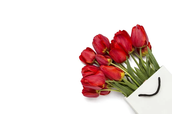 Красивые Красные Тюльпаны Белых Бумажных Подарочных Пакетах Белом Фоне Вид — стоковое фото
