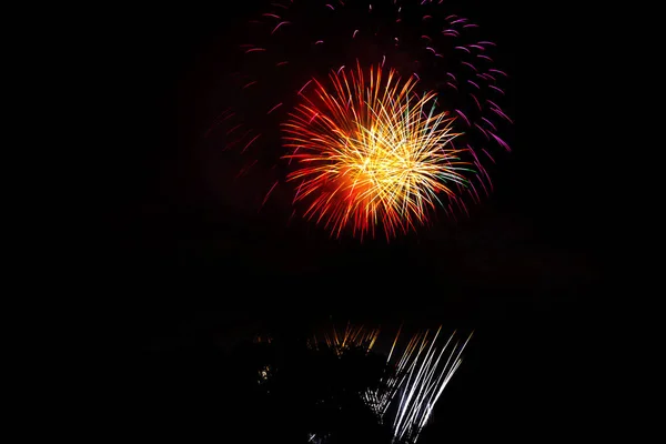 Incrível Isolado Fogos Artifício Festivos Fundo Escuro Pode Ser Usado — Fotografia de Stock