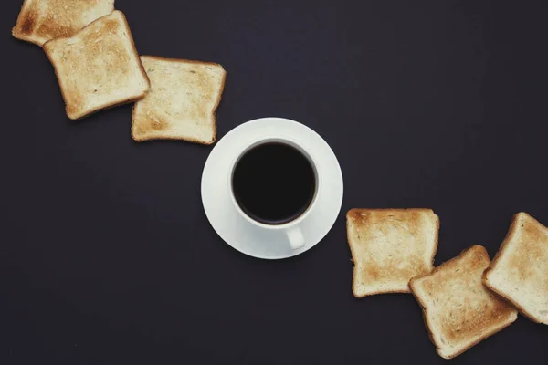 白色杯 咖啡和烤面包在黑暗的背景 顶部视图 — 图库照片